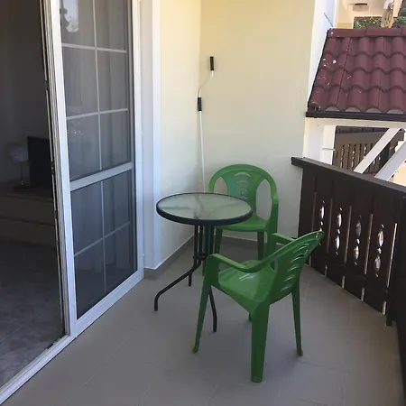 Hibiskus Appartementhaus * צ'רסגטומאי