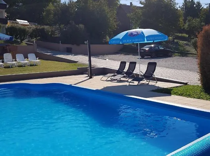 Hibiskus Appartementhaus * צ'רסגטומאי