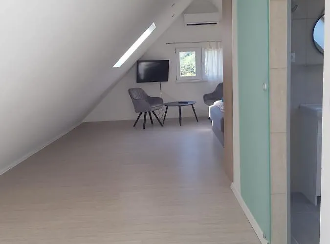 Hibiskus Appartementhaus * تشيرستوموي