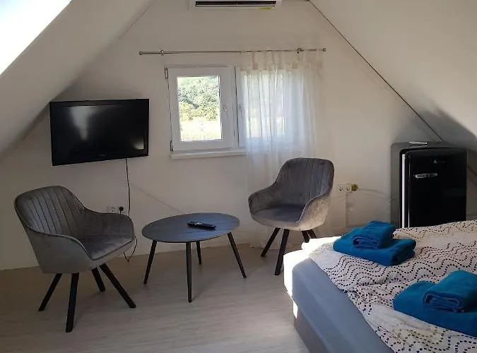 Hibiskus Appartementhaus * تشيرستوموي