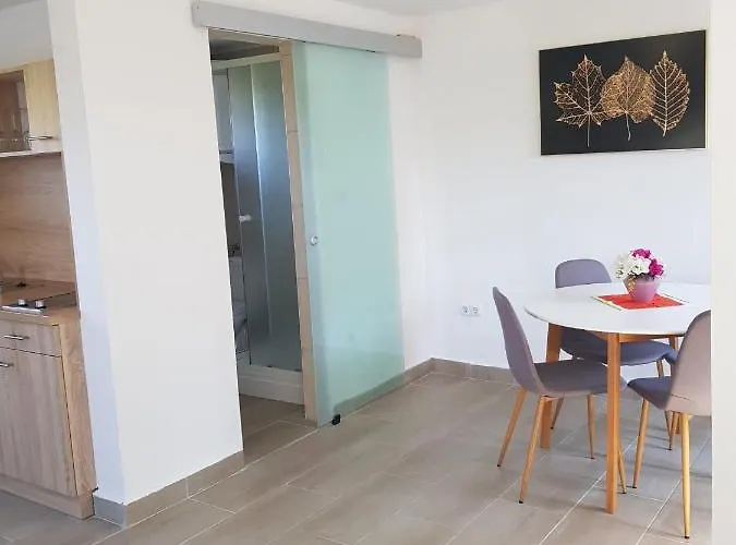 Hibiskus Appartementhaus * تشيرستوموي