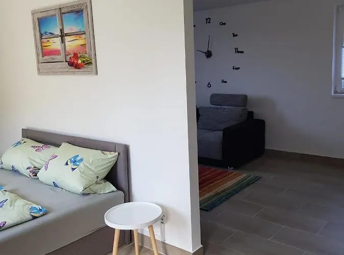 Hibiskus Appartementhaus * צ'רסגטומאי