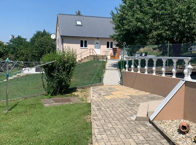 Hibiskus Appartementhaus * تشيرستوموي